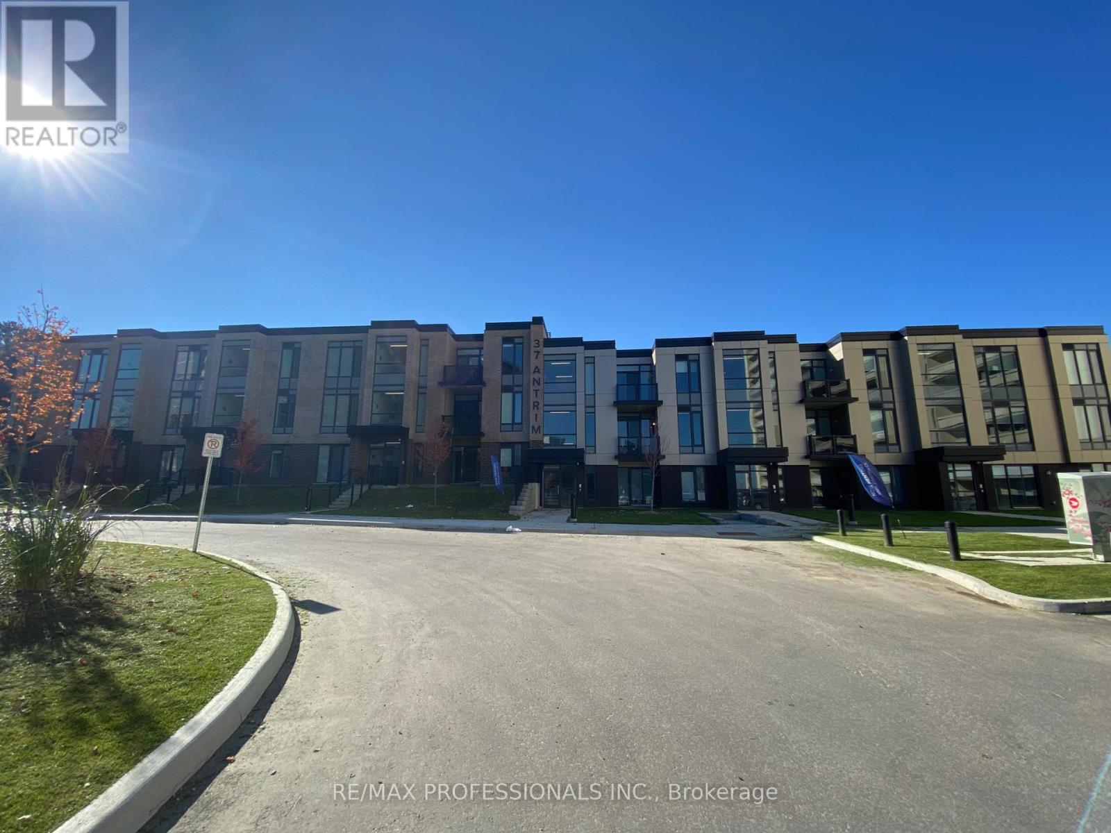 302 - 37 ANTRIM CRESCENT, Toronto, Ontario