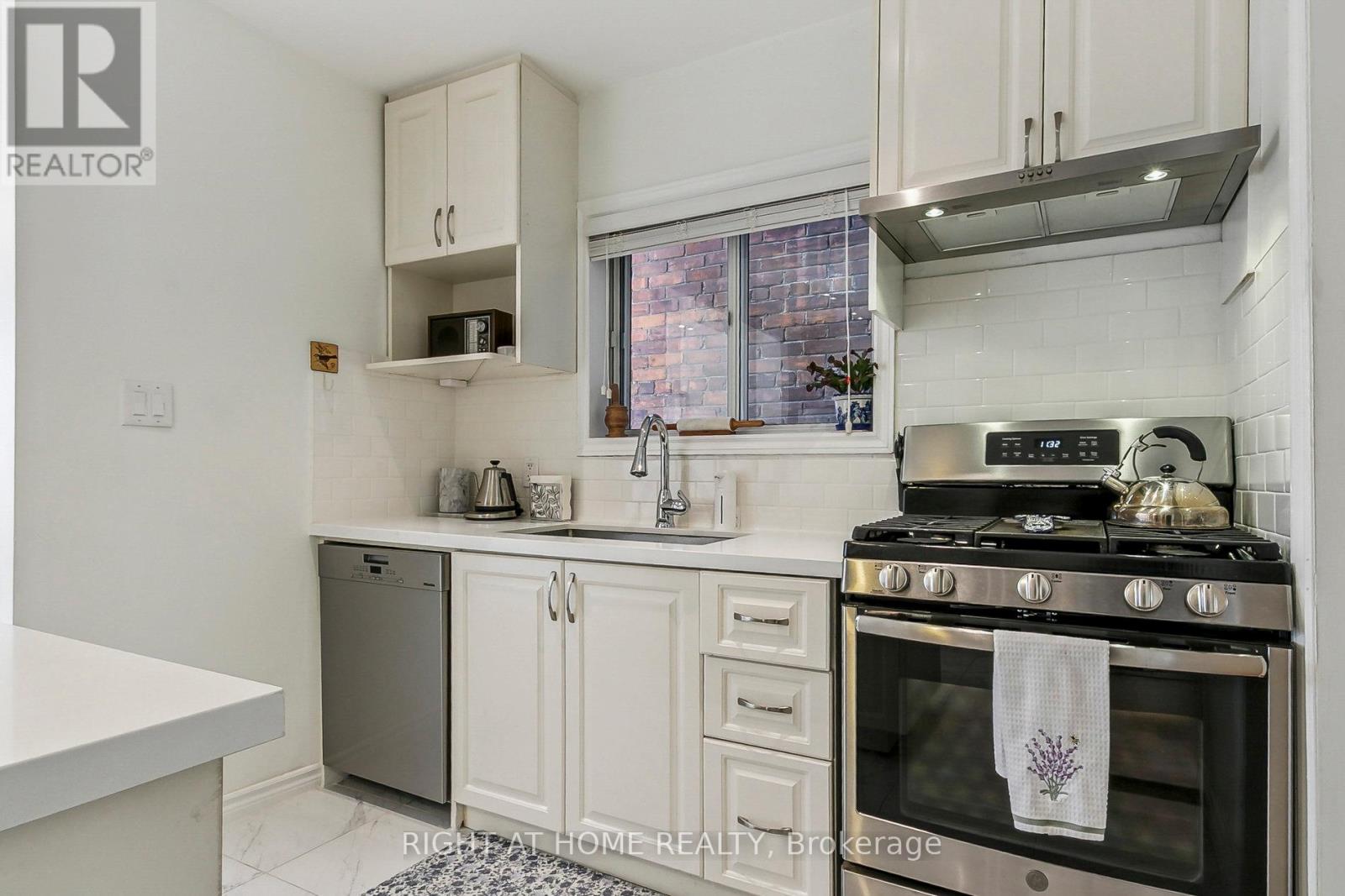 199 Winnett Avenue, Toronto, Ontario  M6C 3L8 - Photo 6 - C12180405