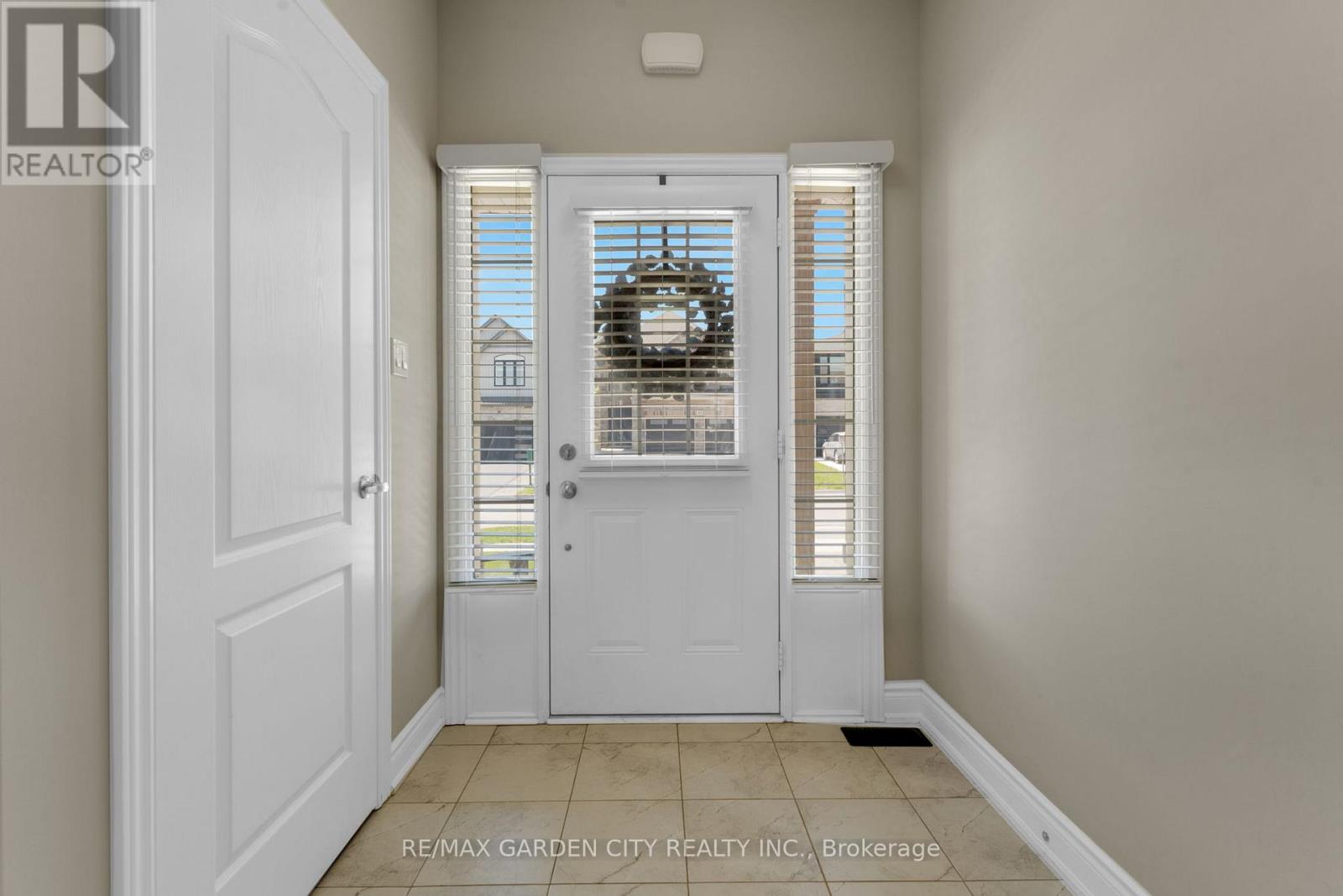 72 Homestead Way, Thorold, Ontario  L2V 0H1 - Photo 4 - X12180420