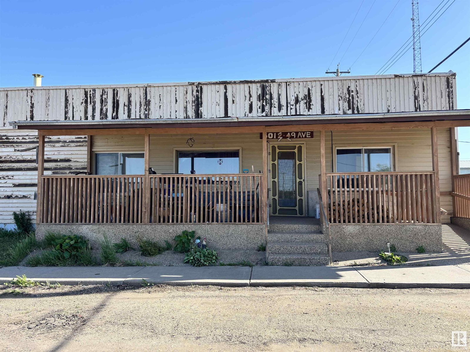 Property at 5012 49 AV image 2
