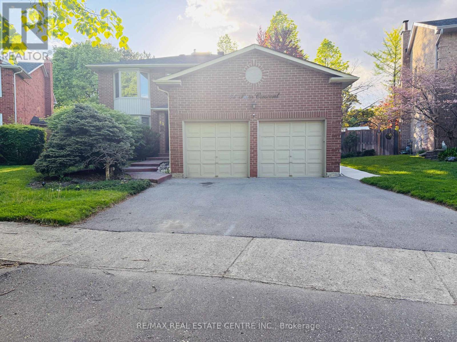 44 BARR CRESCENT, Brampton, Ontario