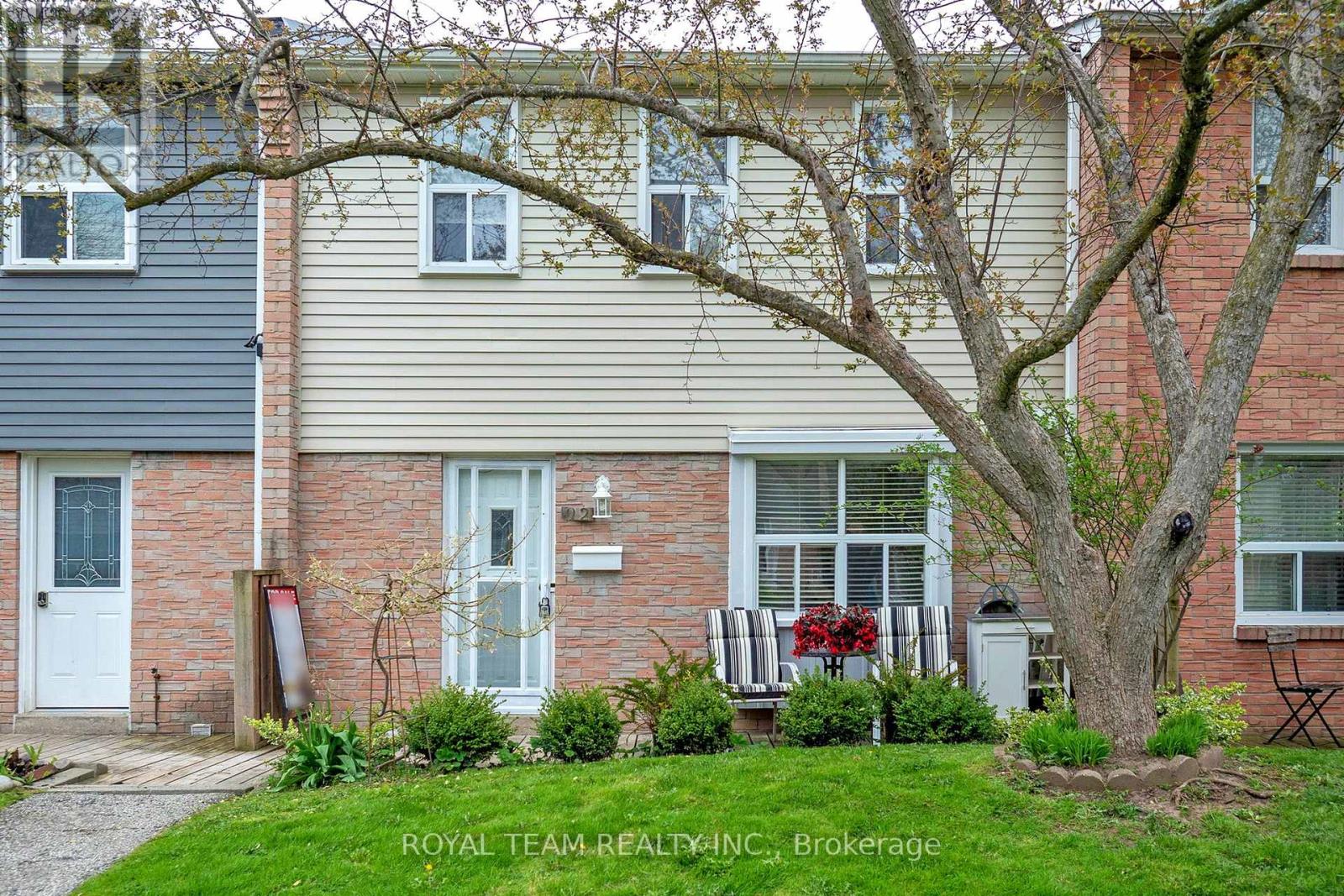 92 - 1050 Shawnmarr Road, Mississauga, Ontario  L5H 3V1 - Photo 3 - W12180445