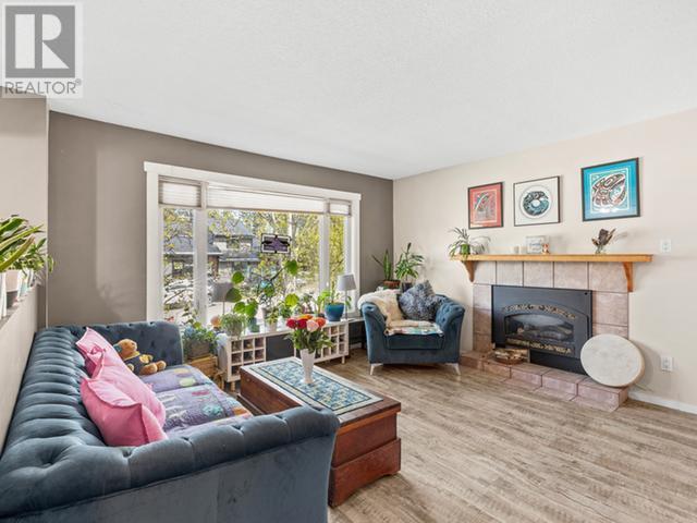 Property at 40 EVERGREEN CRES image 3