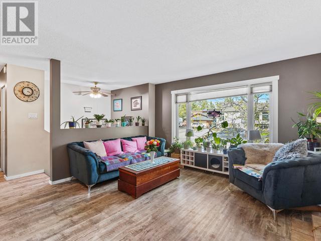Property at 40 EVERGREEN CRES image 4
