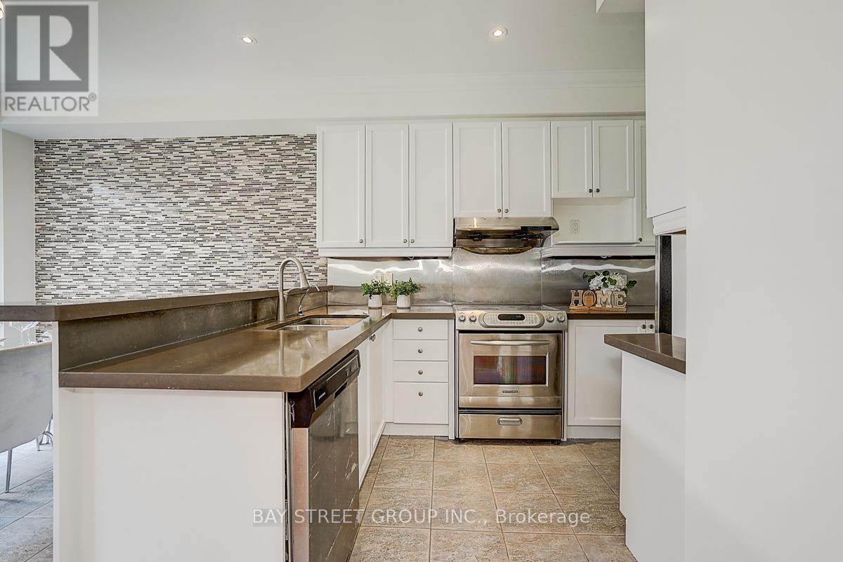 94 Castleview Crescent, Markham (Victoria Manor-Jennings Gate), Ontario  L6C 3C4 - Photo 30 - N12180527