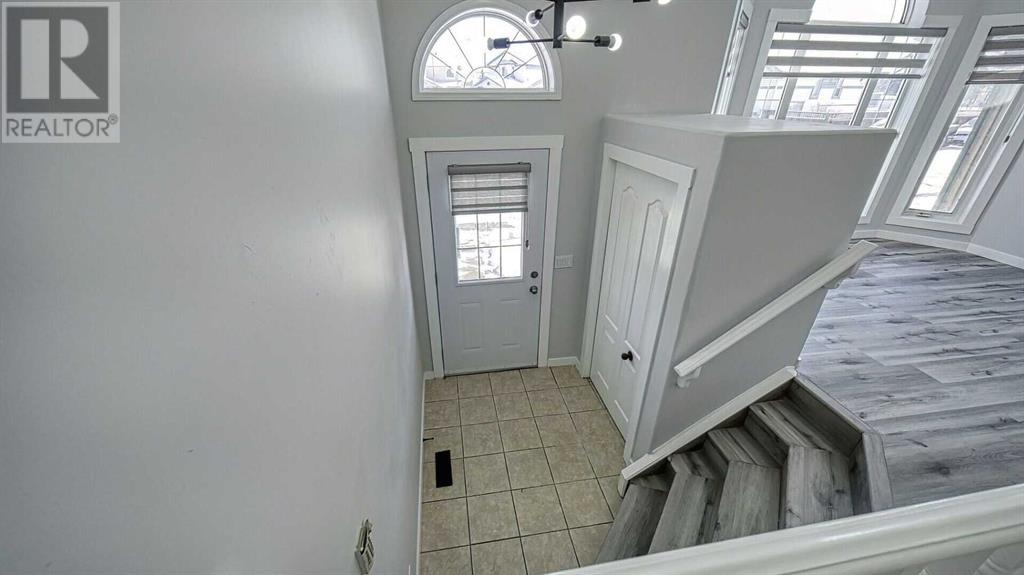 Property at 226 Saratoga Close NE image 3