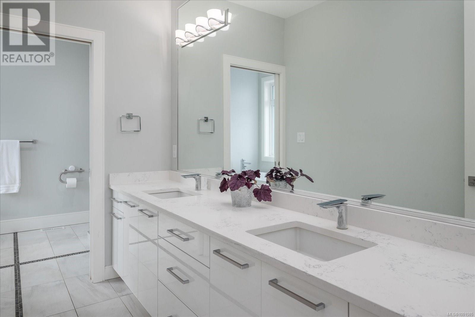 Property at 4696 Laguna Way image 2