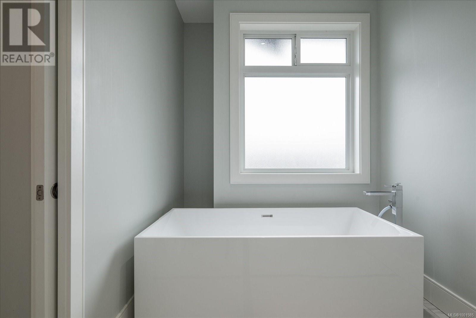 Property at 4696 Laguna Way image 3