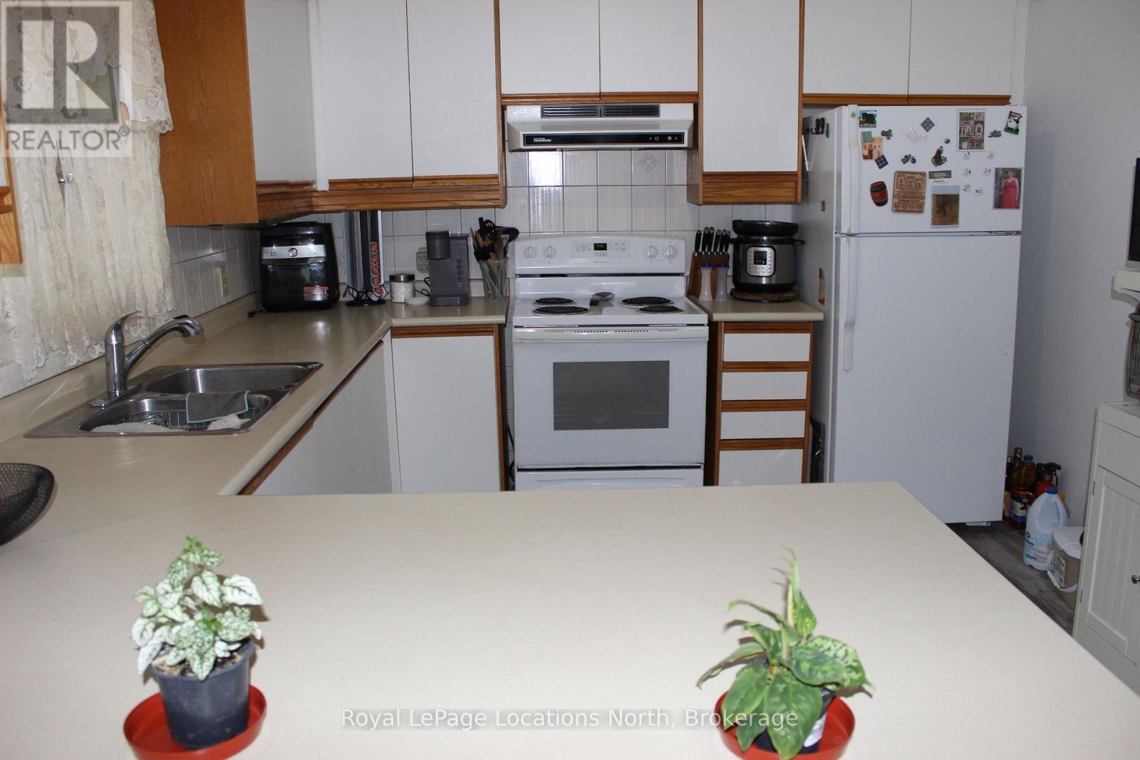 30 Earl Street, Wasaga Beach, Ontario  L9Z 2M6 - Photo 9 - S12176337