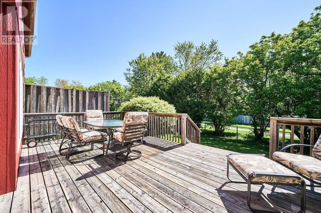 9 Beecroft Court, Whitby, Ontario  L1P 1C7 - Photo 8 - E12180583