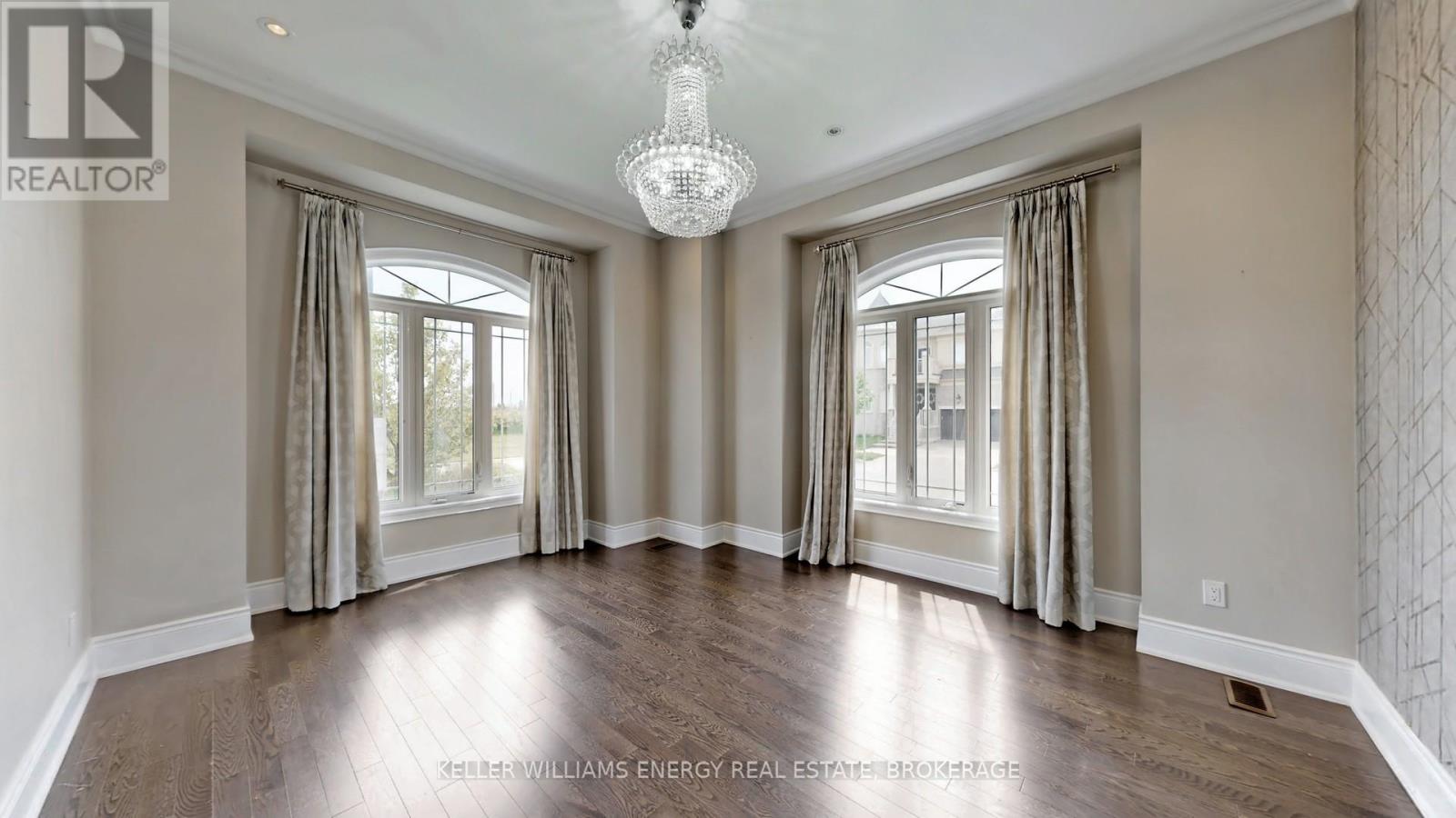 Property at 125 CHESNEY CRESCENT image 4