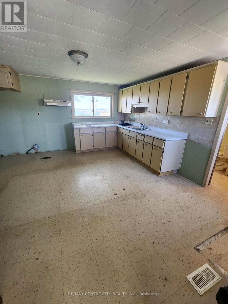 4587 Parkhouse Drive, Southwest Middlesex, Ontario  N0L 1M0 - Photo 4 - X12180624