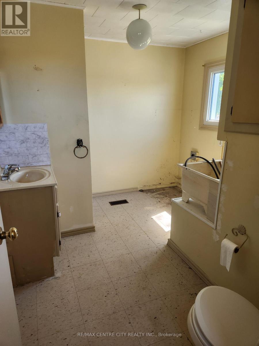 4587 Parkhouse Drive, Southwest Middlesex, Ontario  N0L 1M0 - Photo 5 - X12180624