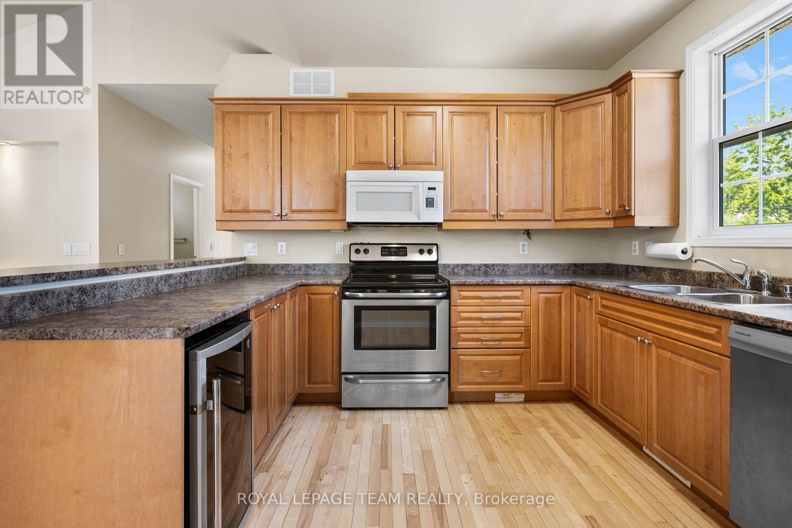 2911 Ahearn Avenue, Ottawa, Ontario  K2B 7A1 - Photo 10 - X12180645