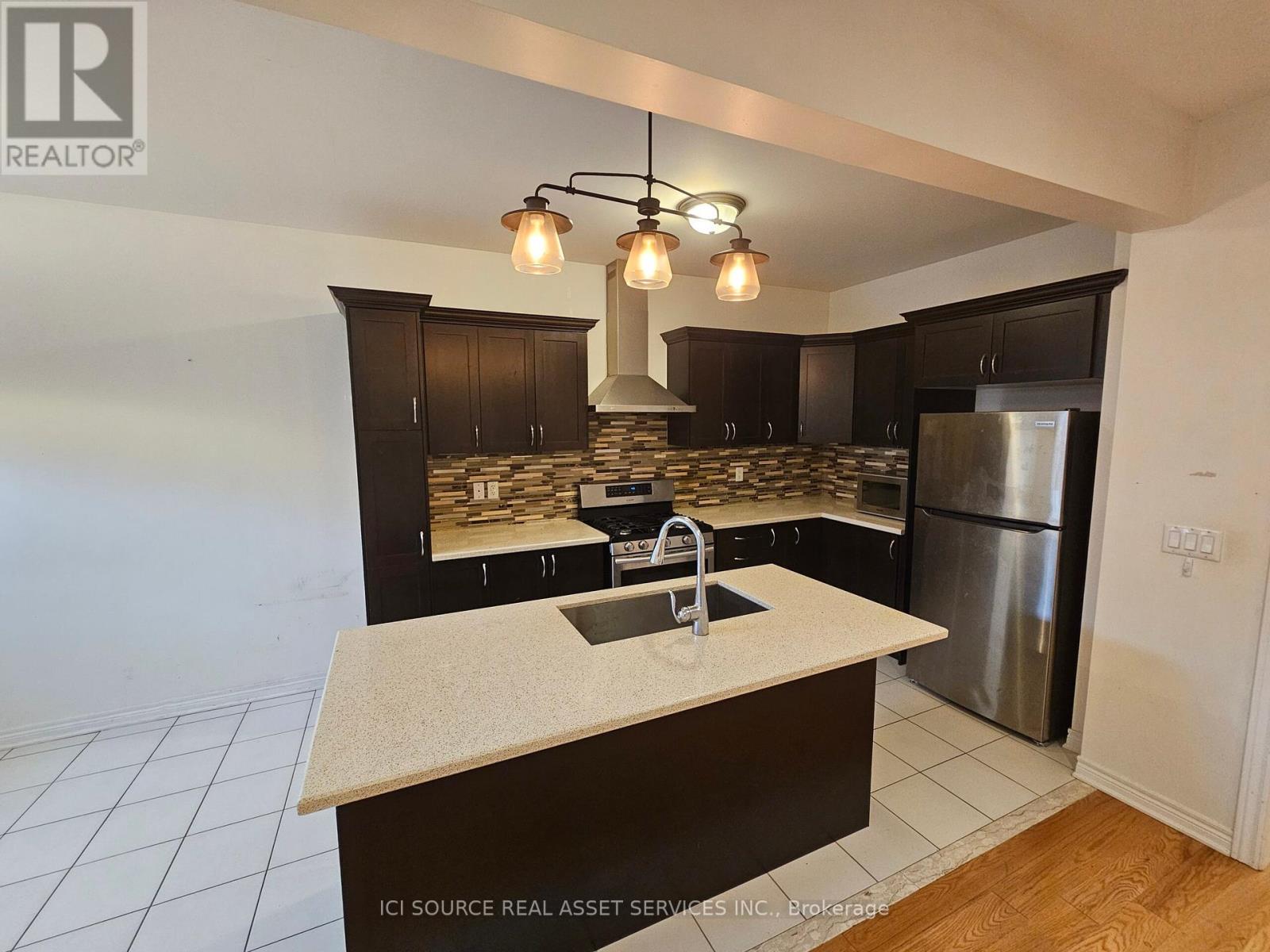 128 Bridlewood Boulevard, Whitby, Ontario  L1R 0N2 - Photo 5 - E12180611