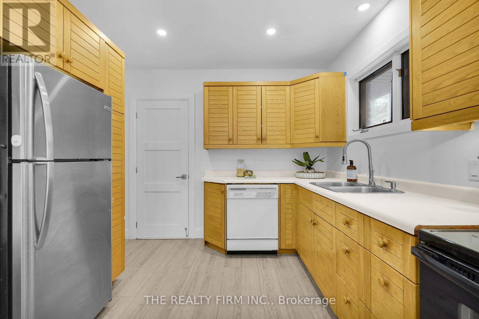 Photo 27 of 49 for 863 Colborne Street N