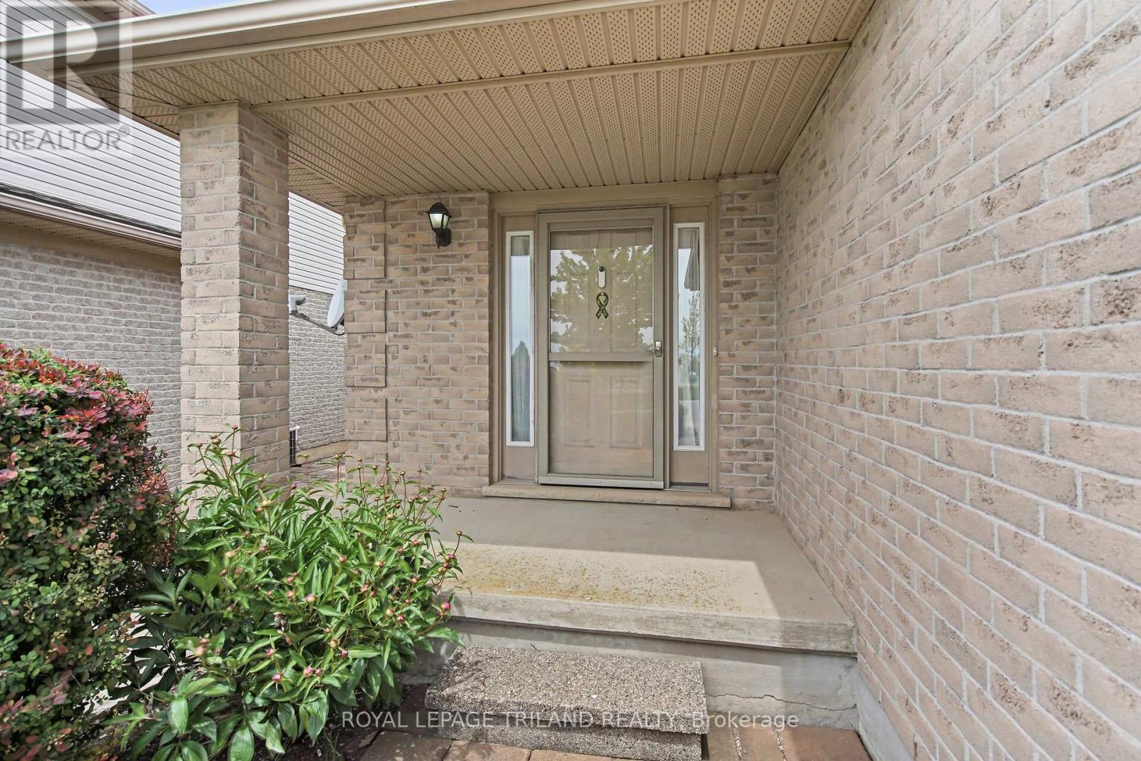 1204 Darnley Boulevard, London South, Ontario  N6M 1J4 - Photo 2 - X12180737