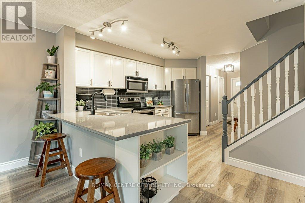 Photo 12 of 40 for 528 Sprucewood Drive