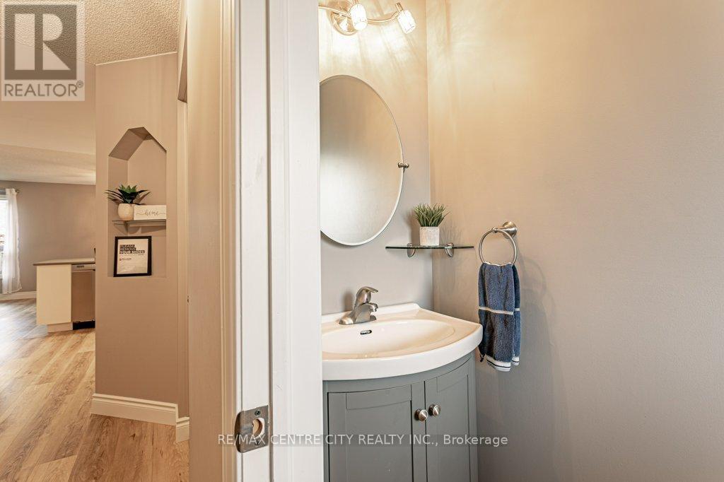 Photo 13 of 40 for 528 Sprucewood Drive