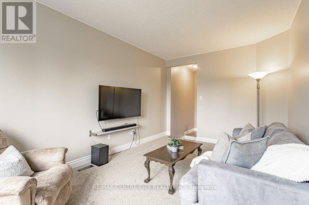 Photo 15 of 40 for 528 Sprucewood Drive