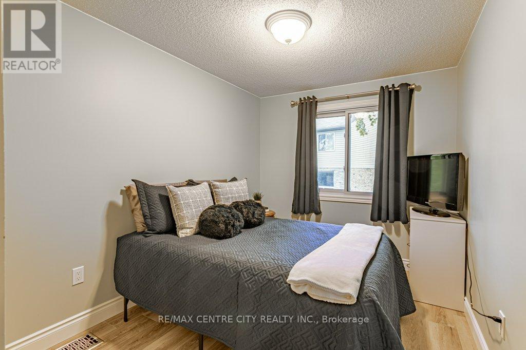 Photo 16 of 40 for 528 Sprucewood Drive