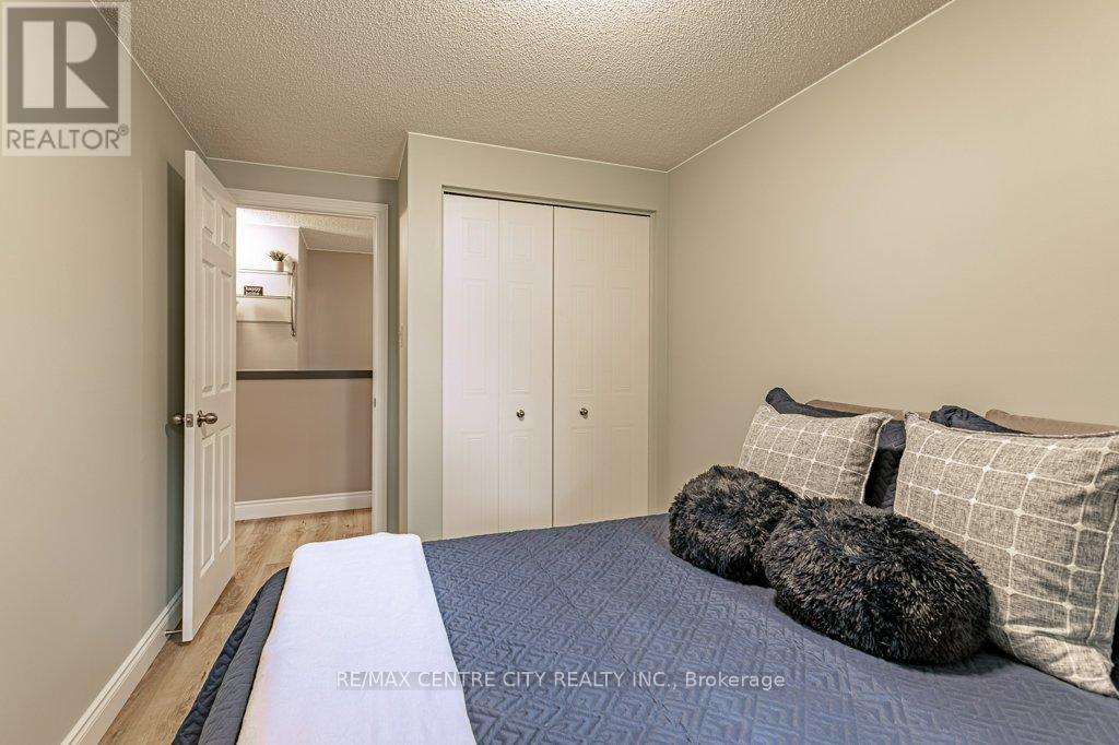 Photo 17 of 40 for 528 Sprucewood Drive