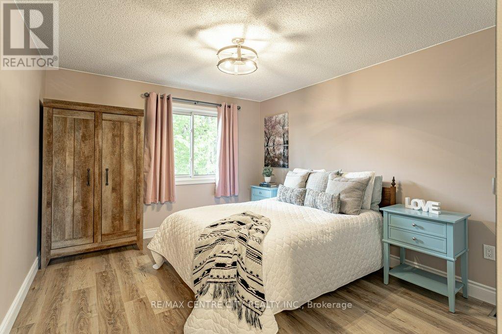 Photo 18 of 40 for 528 Sprucewood Drive