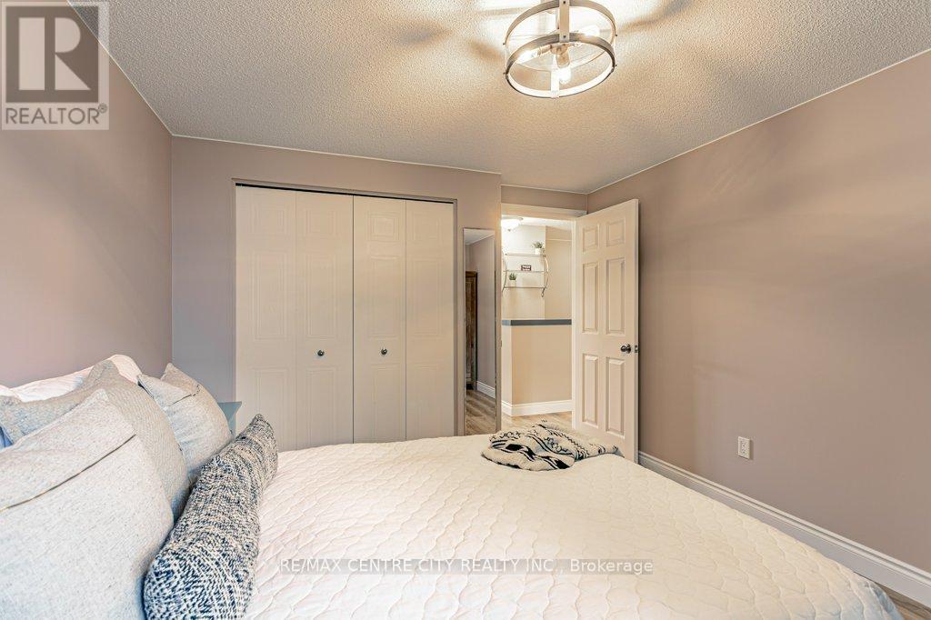 Photo 19 of 40 for 528 Sprucewood Drive