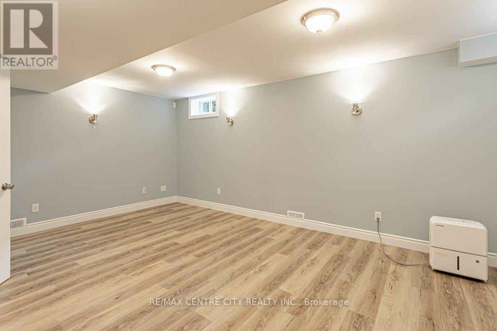 Photo 23 of 40 for 528 Sprucewood Drive