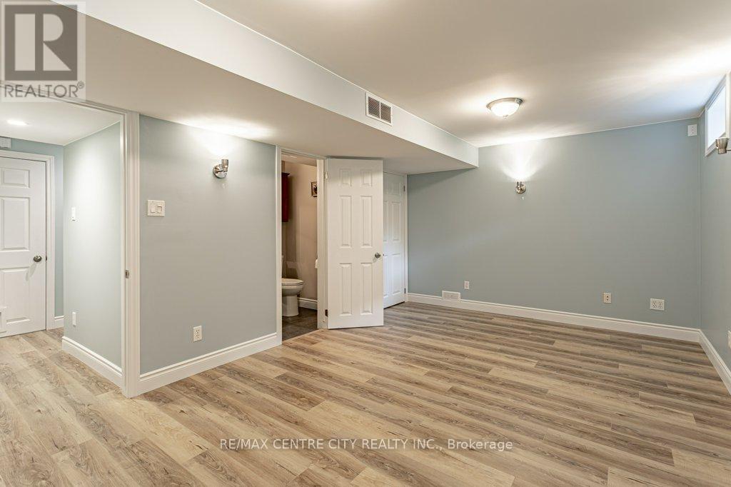 Photo 24 of 40 for 528 Sprucewood Drive