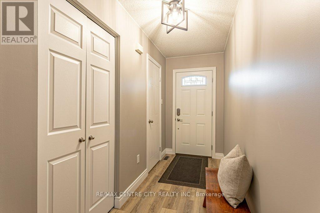 Photo 4 of 40 for 528 Sprucewood Drive