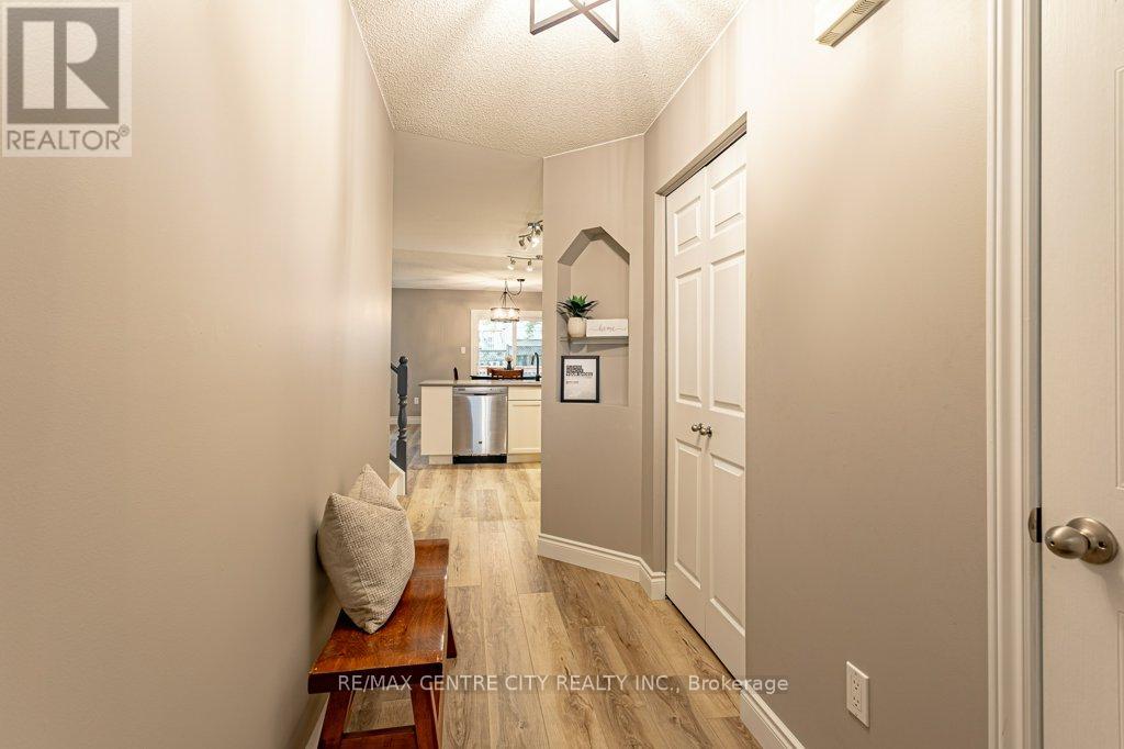Photo 5 of 40 for 528 Sprucewood Drive