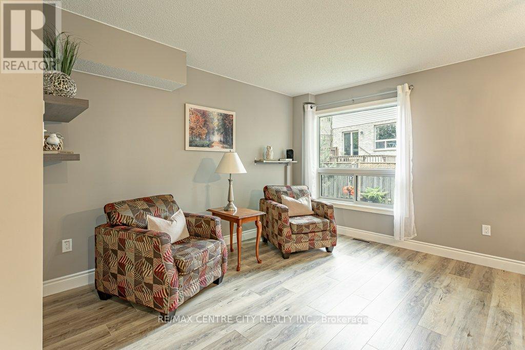 Photo 9 of 40 for 528 Sprucewood Drive