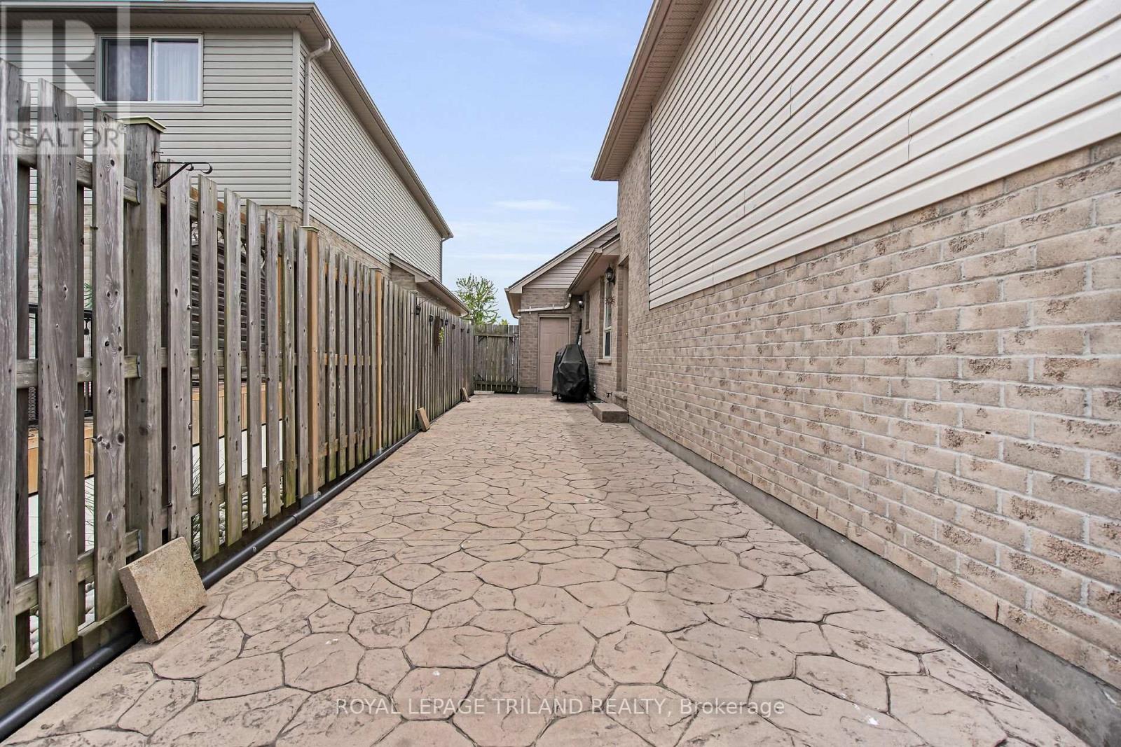1204 Darnley Boulevard, London South, Ontario  N6M 1J4 - Photo 22 - X12180737