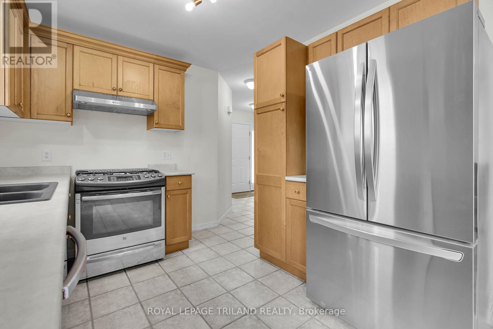 1204 Darnley Boulevard, London South, Ontario  N6M 1J4 - Photo 9 - X12180737