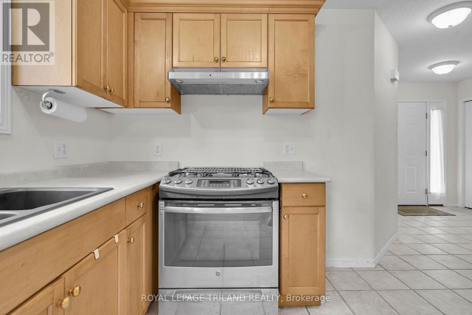 1204 Darnley Boulevard, London South, Ontario  N6M 1J4 - Photo 8 - X12180737