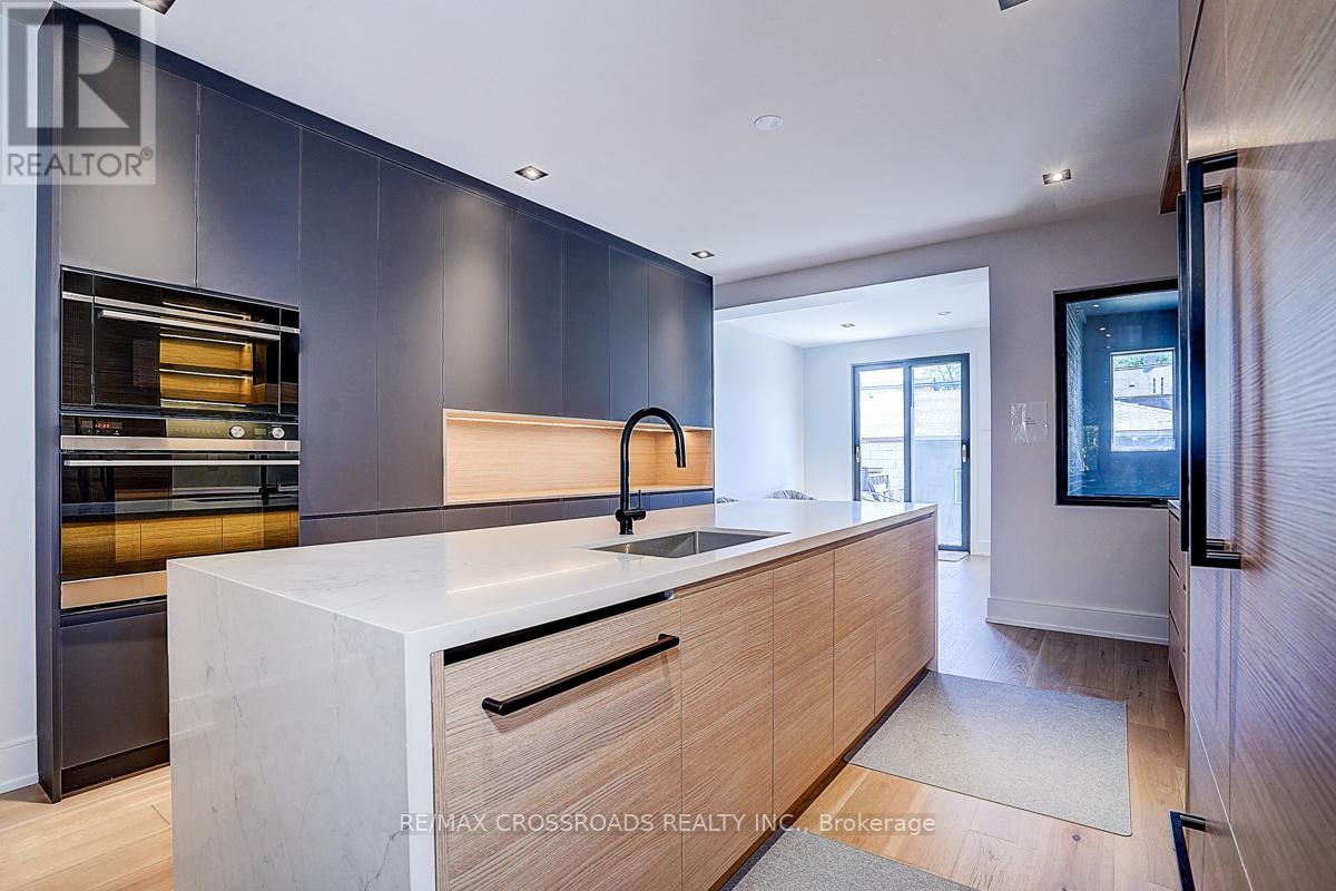 133 Yarmouth Road, Toronto (Dovercourt-Wallace Emerson-Junction), Ontario  M6G 1X3 - Photo 17 - W12180563