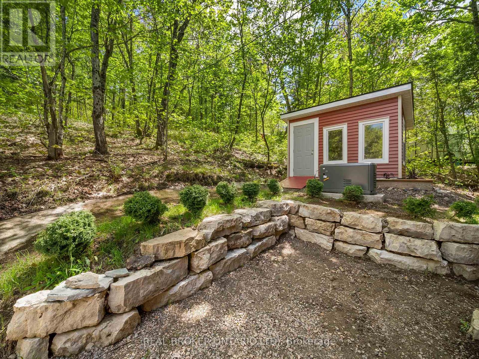 25 Ash Lane, Magnetawan, Ontario  P0A 1P0 - Photo 24 - X12180582