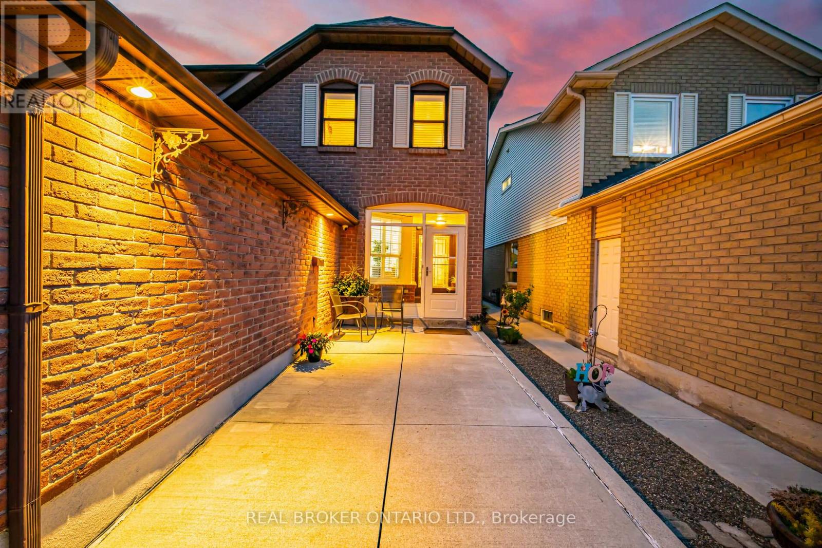 28 Lacewood Crescent, Brampton, Ontario  L6S 3K4 - Photo 2 - W12180720