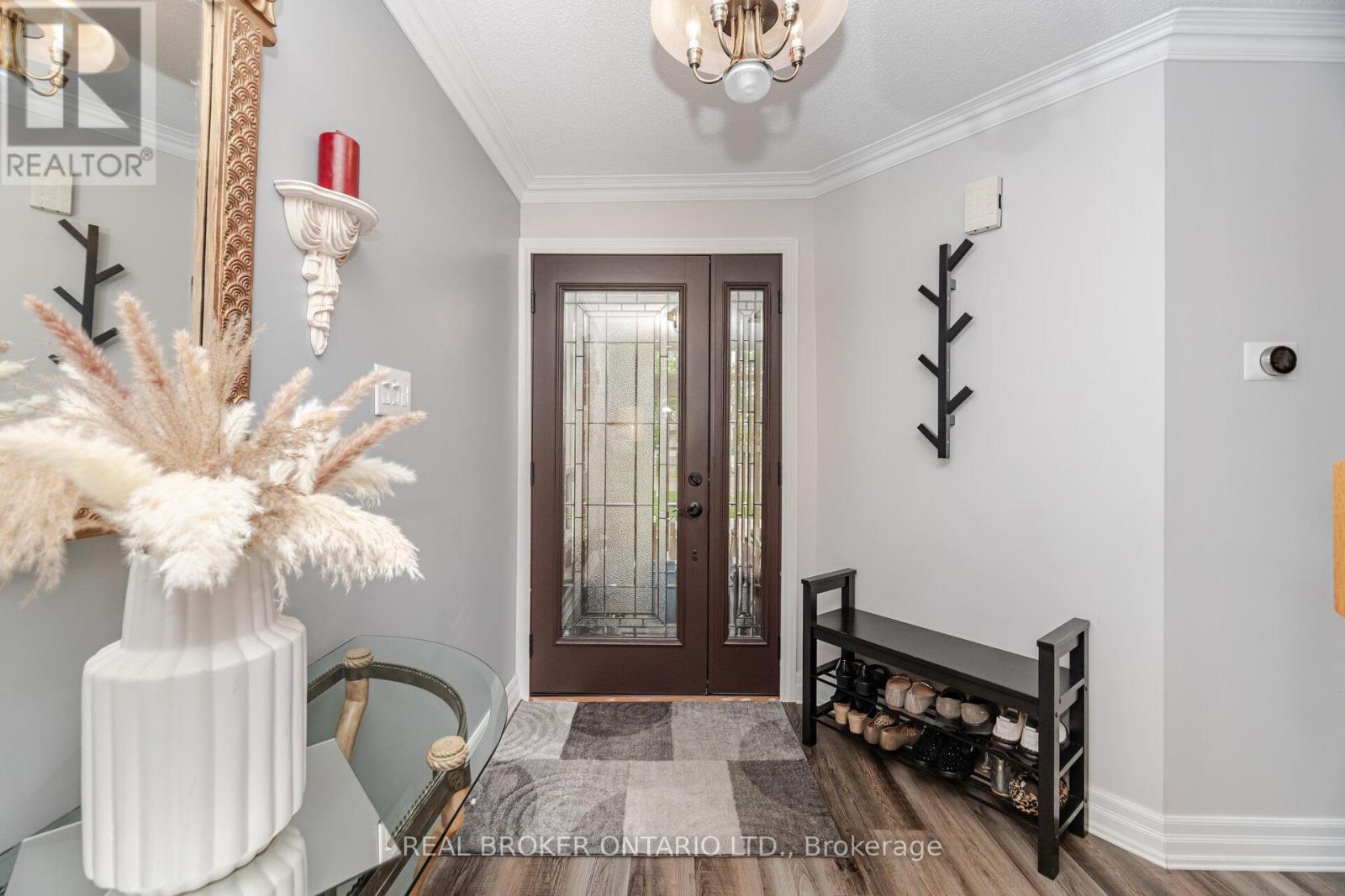 28 Lacewood Crescent, Brampton, Ontario  L6S 3K4 - Photo 4 - W12180720