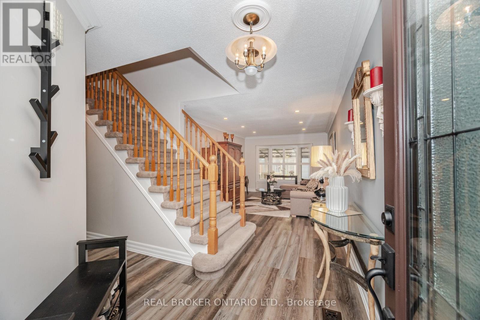 28 Lacewood Crescent, Brampton, Ontario  L6S 3K4 - Photo 5 - W12180720
