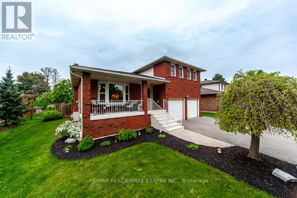 22 Hillside Drive, Halton Hills, Ontario  L7G 4W3 - Photo 2 - W12154275