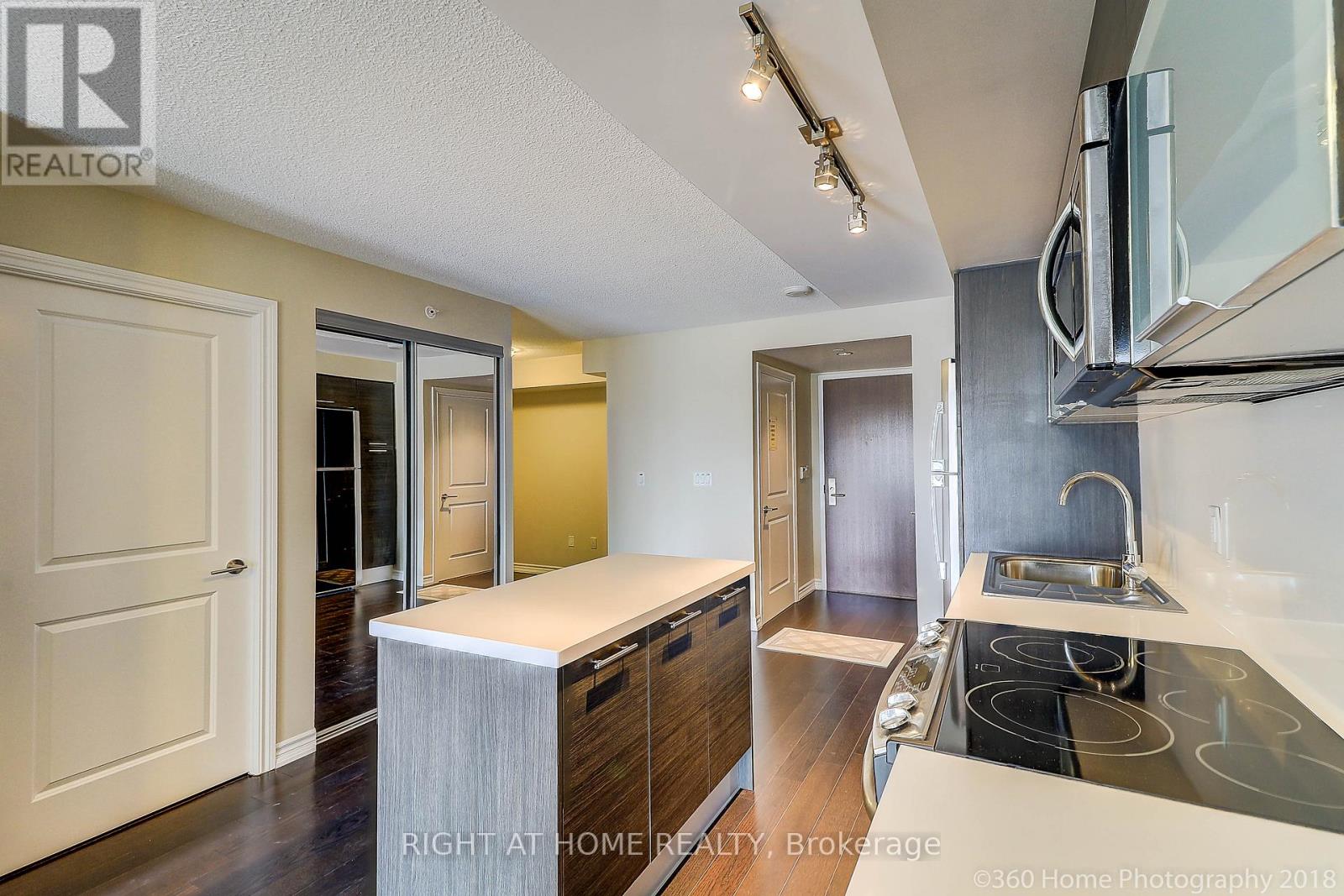 1912 - 386 Yonge Street, Toronto, Ontario  M5B 0A5 - Photo 10 - C12180791