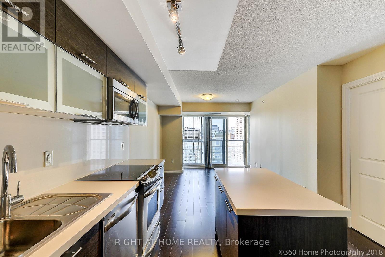 1912 - 386 Yonge Street, Toronto, Ontario  M5B 0A5 - Photo 11 - C12180791