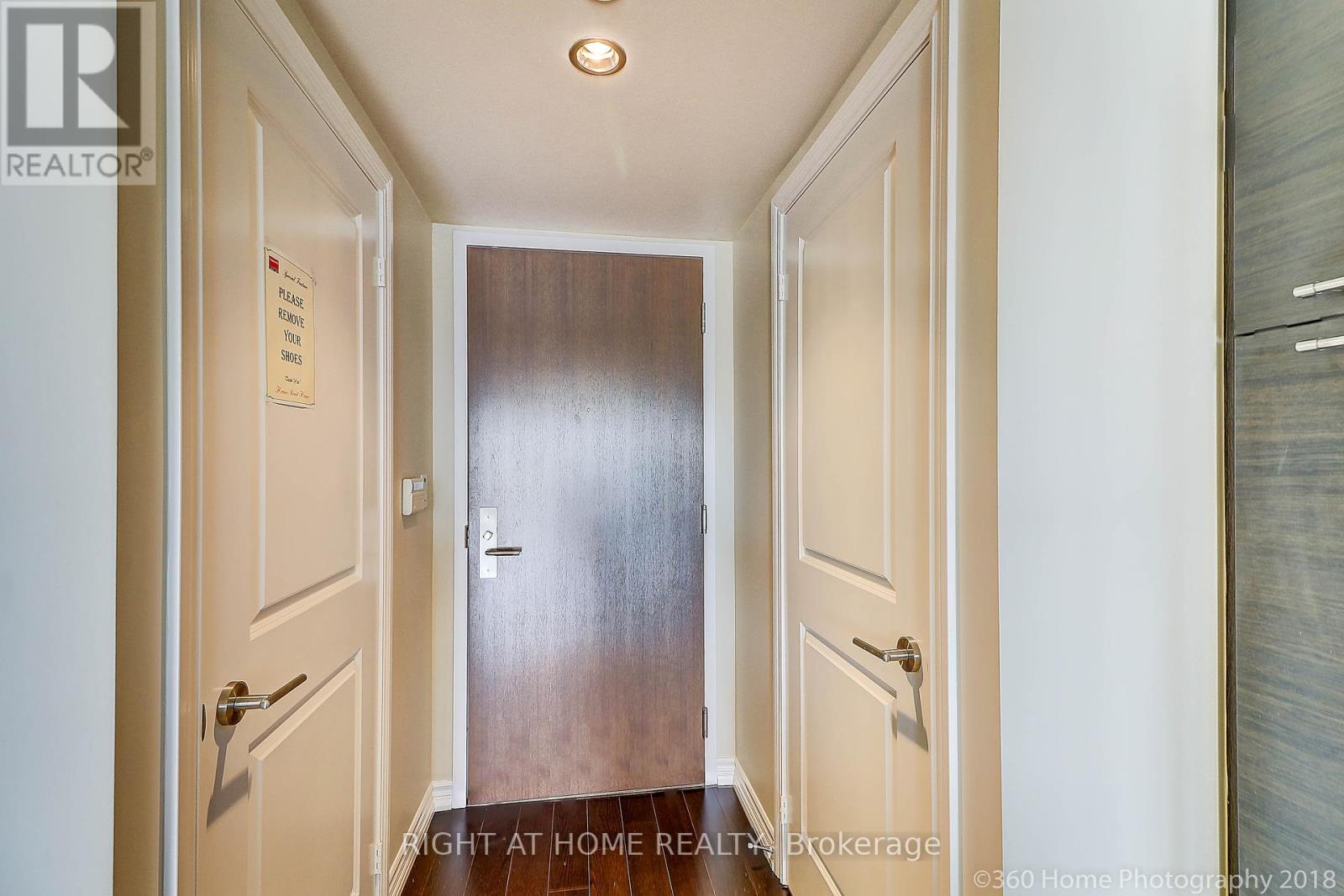 1912 - 386 Yonge Street, Toronto, Ontario  M5B 0A5 - Photo 2 - C12180791