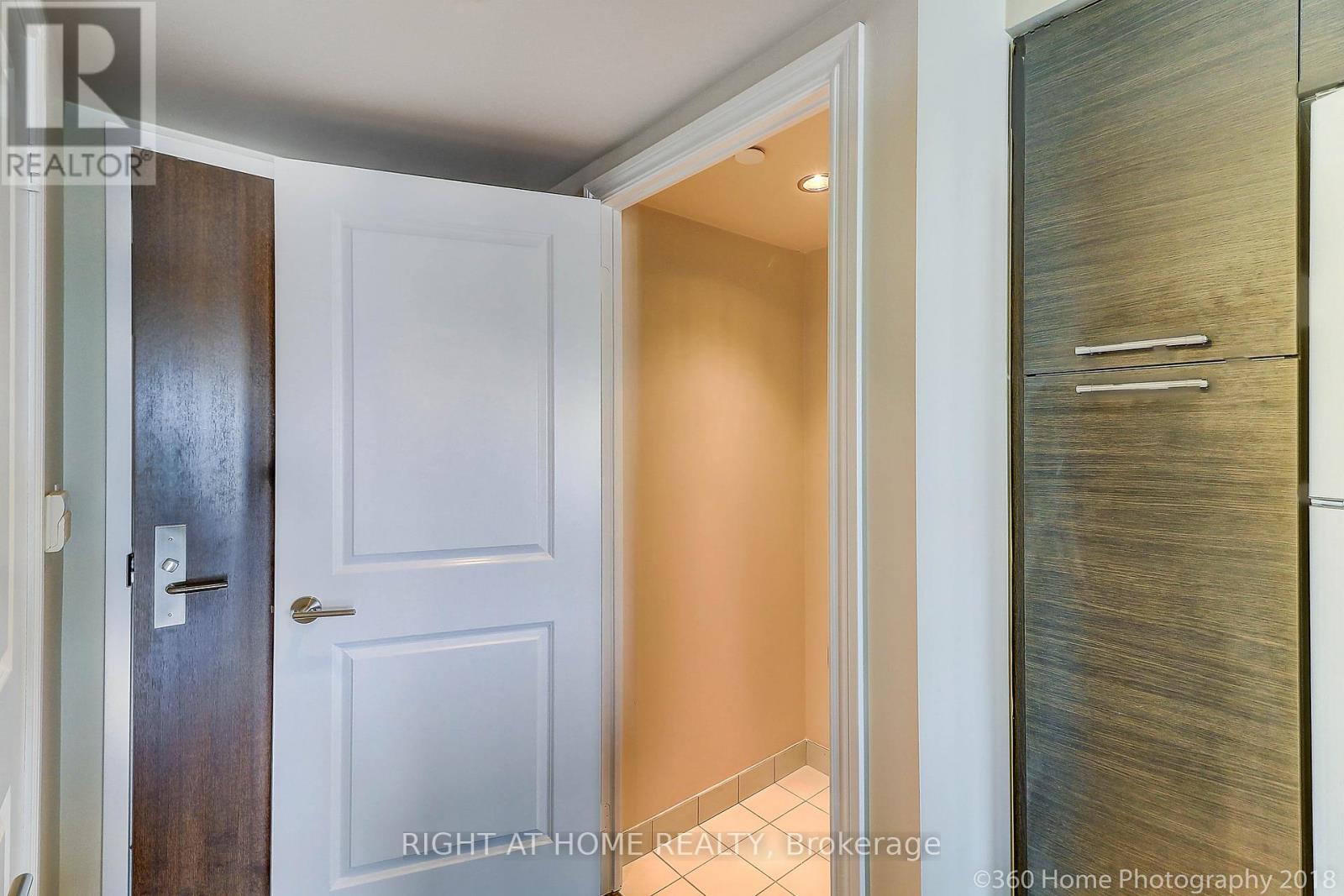 1912 - 386 Yonge Street, Toronto, Ontario  M5B 0A5 - Photo 3 - C12180791