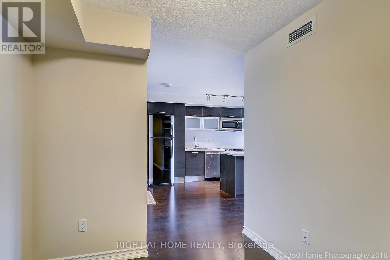 1912 - 386 Yonge Street, Toronto, Ontario  M5B 0A5 - Photo 7 - C12180791