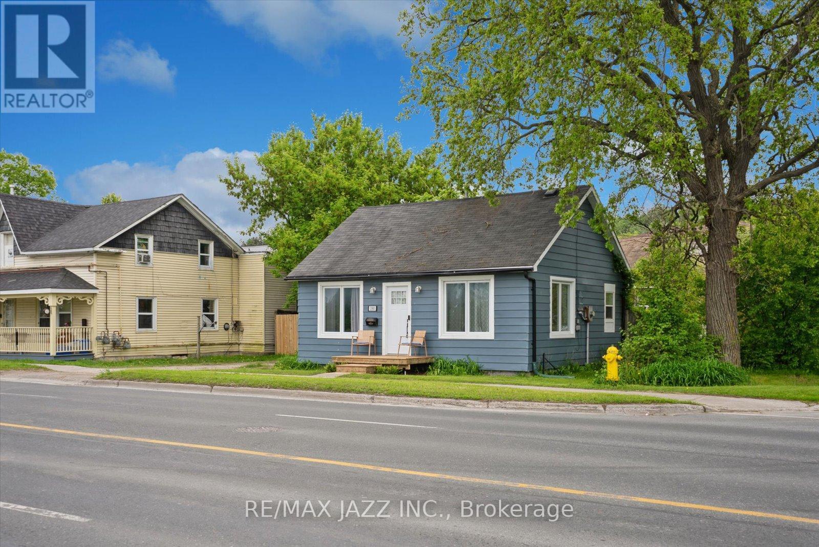 Property at 390 FRONT STREET image 2