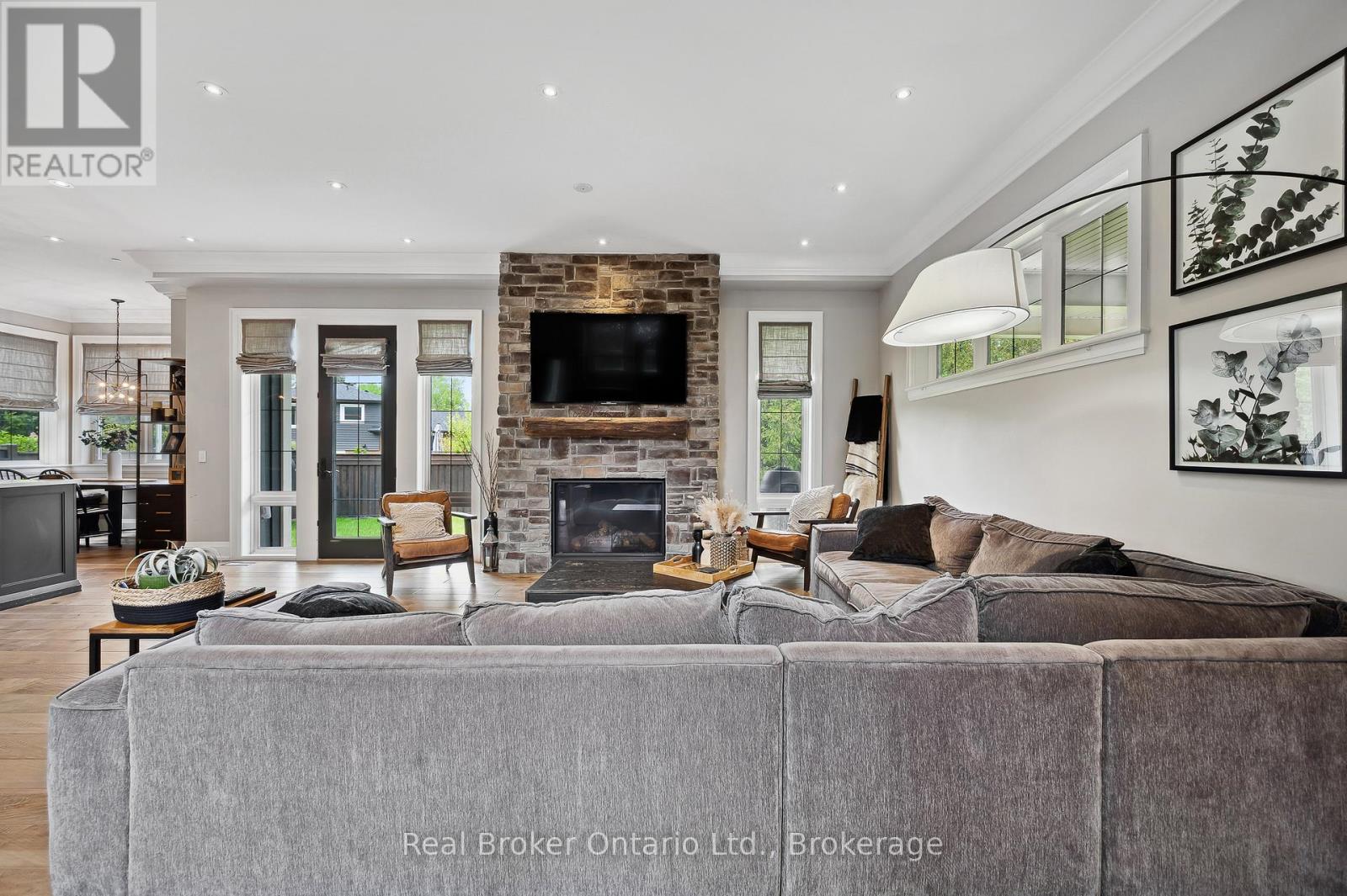 1247 Wood Place, Oakville (Wo West), Ontario  L6L 2R4 - Photo 11 - W12180941