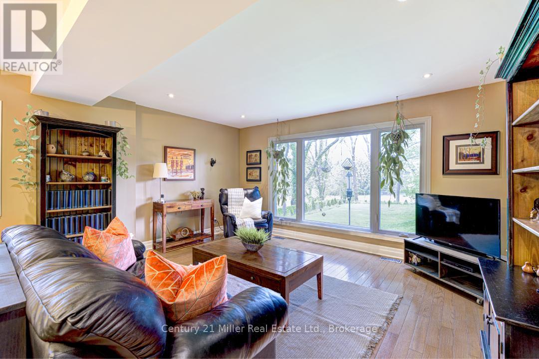 93 #8 Highway, Hamilton, Ontario  L9H 4V6 - Photo 11 - X12181043